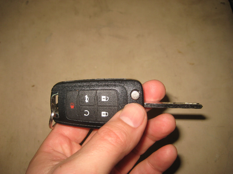 Buick-LaCrosse-Key-Fob-Battery-Replacement-Guide-004