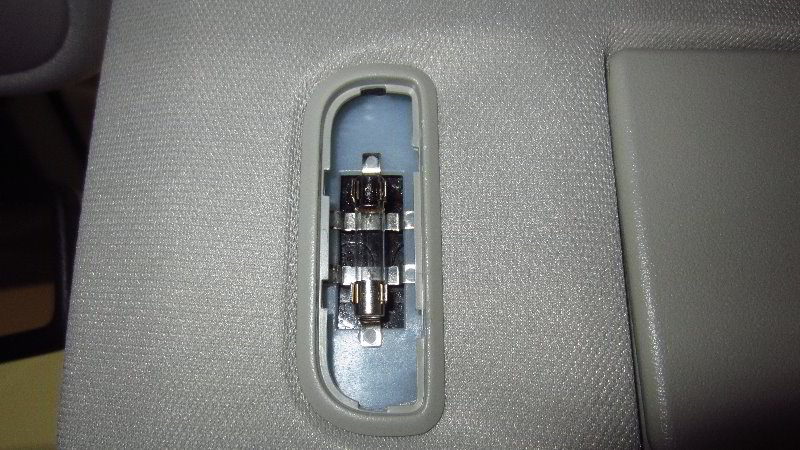 Chevrolet-Colorado-Vanity-Mirror-Light-Bulbs-Replacement-Guide-006