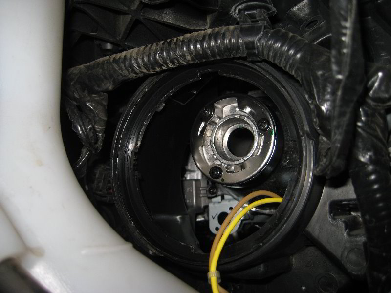 Chrysler-200-Headlight-Bulbs-Replacement-Guide-014