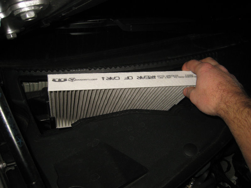 Chrysler-300-Cabin-Air-Filter-Replacement-Guide-010