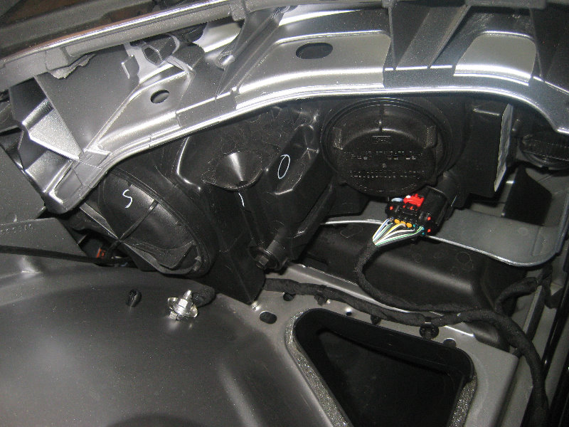 Chrysler-300-Headlight-Bulbs-Replacement-Guide-015