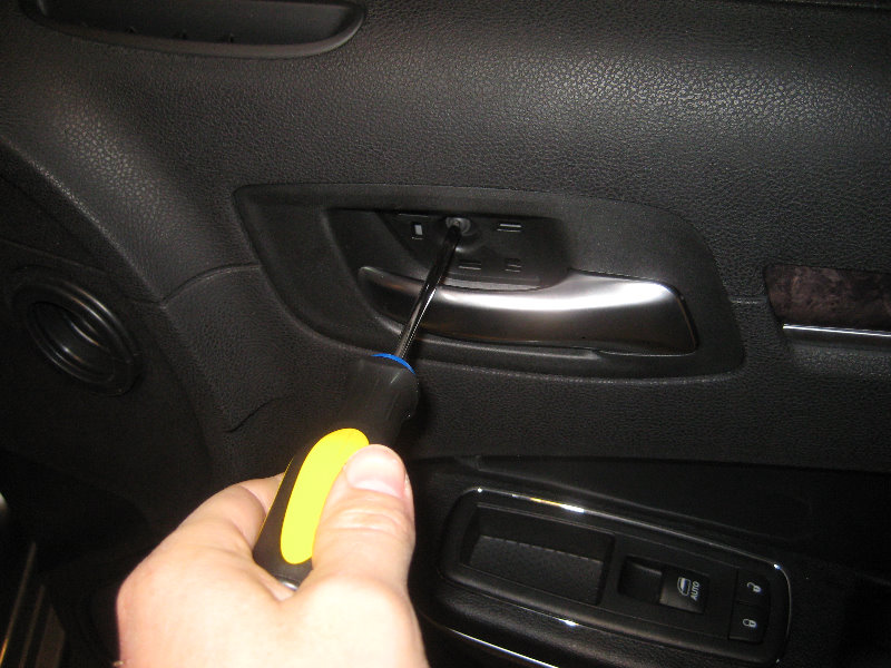 Chrysler-300-Interior-Door-Panel-Removal-Speaker-Upgrade-Guide-012