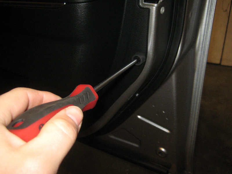 Chrysler-300-Interior-Door-Panel-Removal-Speaker-Upgrade-Guide-017