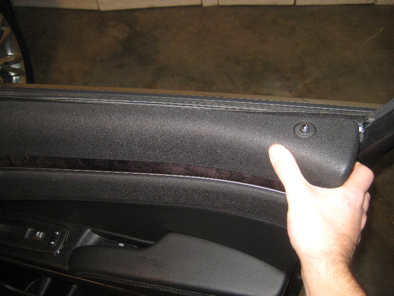 Chrysler-300-Interior-Door-Panel-Removal-Speaker-Upgrade-Guide-050