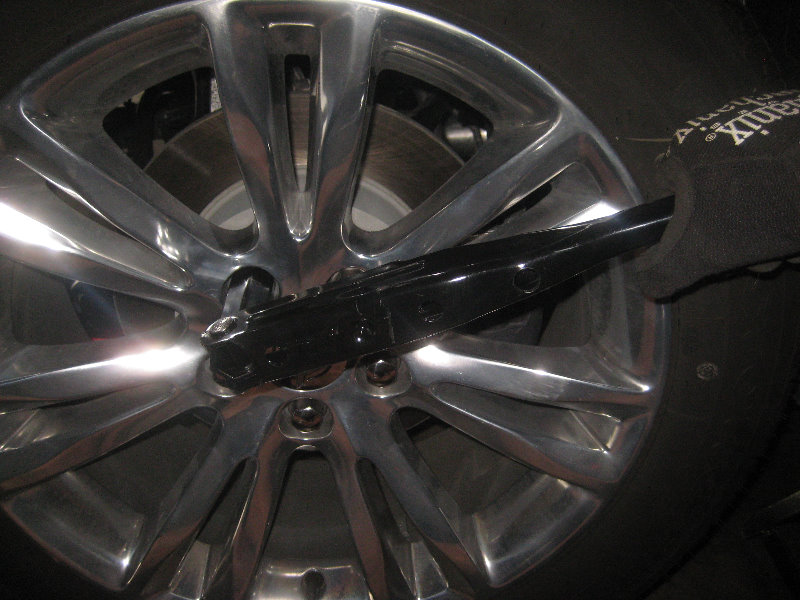 Chrysler-300-Rear-Disc-Brake-Pads-Replacement-Guide-039