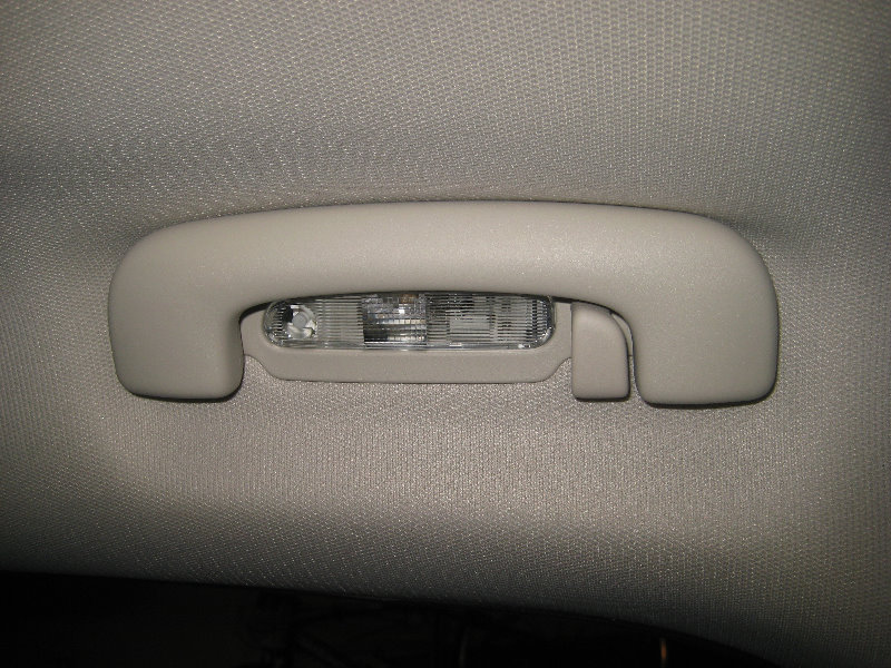 Chrysler-300-Rear-Passenger-Reading-Light-Bulb-Replacement-Guide-001