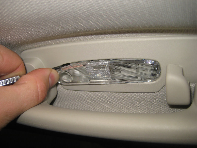 Chrysler-300-Rear-Passenger-Reading-Light-Bulb-Replacement-Guide-002