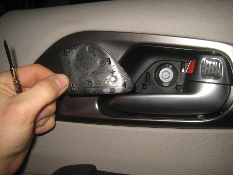 Chrysler-Pacifica-Minivan-Interior-Door-Panel-Removal-Guide-004