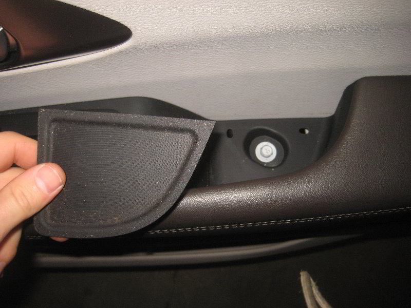 Chrysler-Pacifica-Minivan-Interior-Door-Panel-Removal-Guide-006