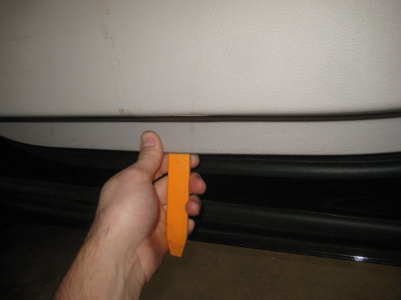 Chrysler-Pacifica-Minivan-Interior-Door-Panel-Removal-Guide-012