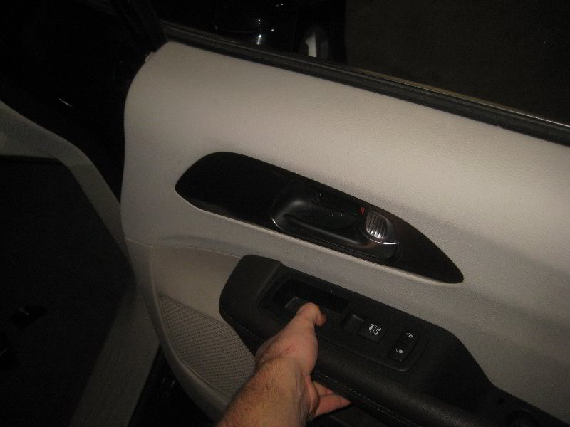 Chrysler-Pacifica-Minivan-Interior-Door-Panel-Removal-Guide-014