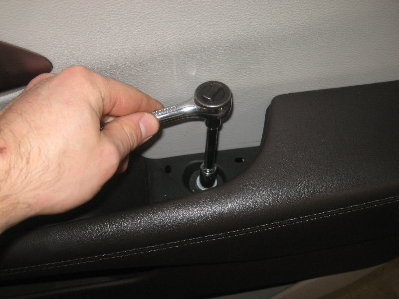 Chrysler-Pacifica-Minivan-Interior-Door-Panel-Removal-Guide-049