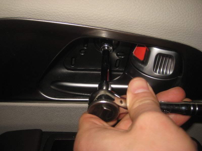 Chrysler-Pacifica-Minivan-Interior-Door-Panel-Removal-Guide-051