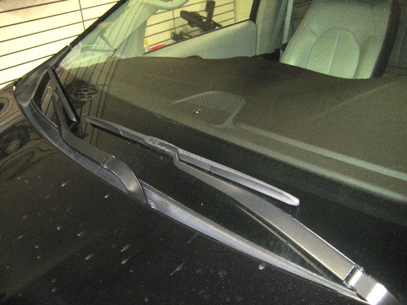Chrysler-Pacifica-Minivan-Windshield-Wiper-Blades-Replacement-Guide-001