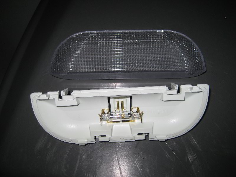 Chrysler-Town-and-Country-Cargo-Area-Light-Bulb-Replacement-Guide-008
