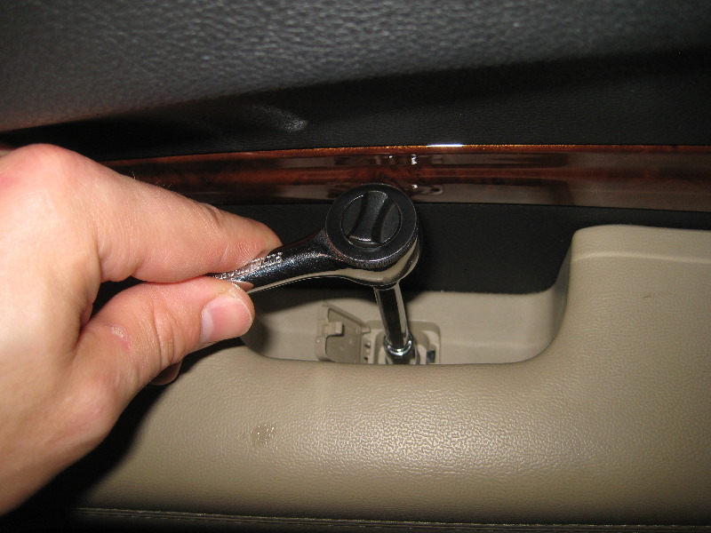 Dodge-Durango-Interior-Door-Panel-Removal-Guide-041
