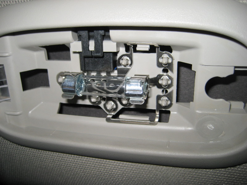 Dodge-Ram-1500-Rear-Passenger-Dome-Light-Bulb-Replacement-Guide-009
