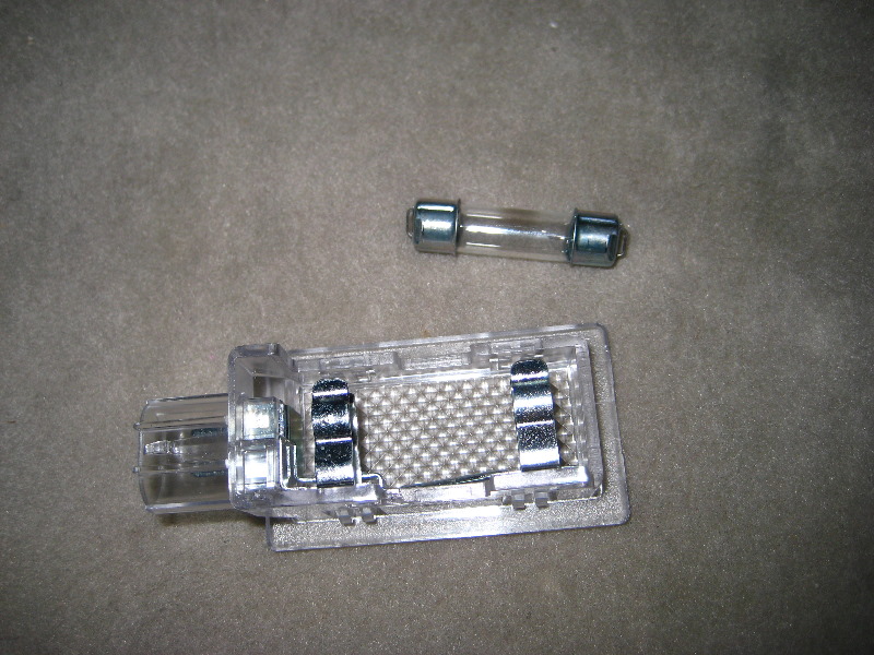 Ford-Edge-Rear-Cargo-Area-Light-Bulbs-Replacement-Guide-005