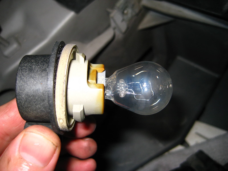 Ford-Expedition-Headlight-Bulbs-Replacement-Guide-030