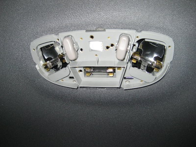 Ford-F-150-Overhead-Map-Dome-Light-Bulbs-Replacement-Guide-004