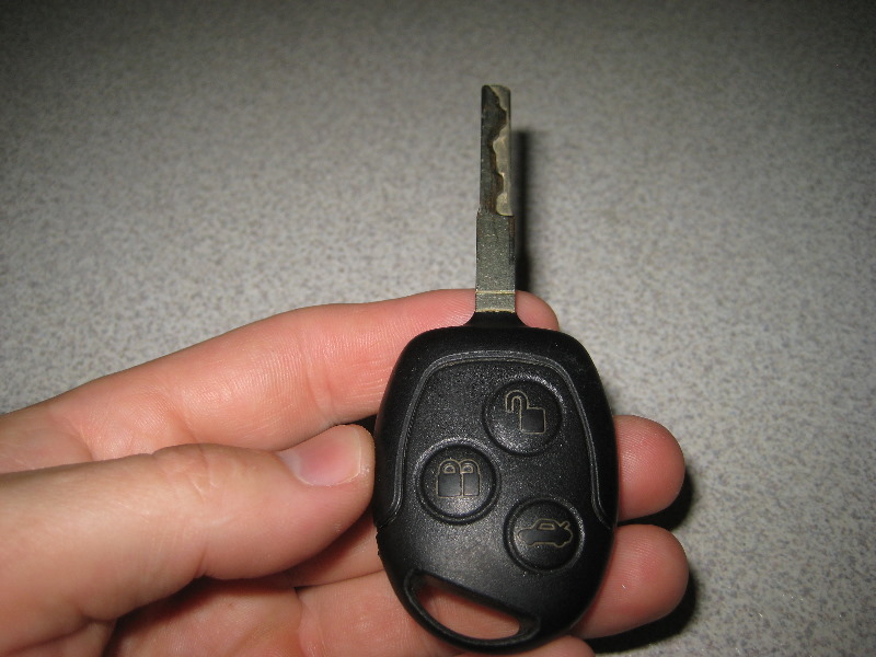 Ford-Fiesta-Key-Fob-Battery-Replacement-Guide-017