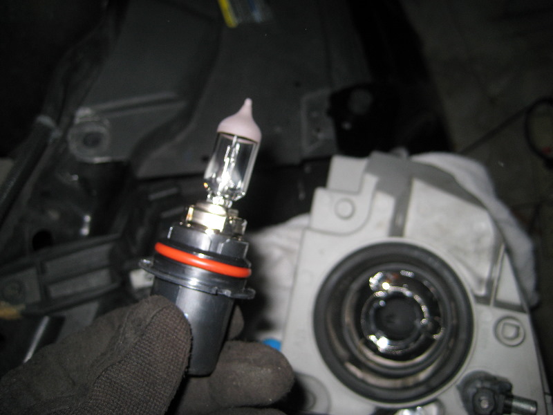 Chevrolet-Cobalt-Headlight-Bulbs-Replacement-Guide-013