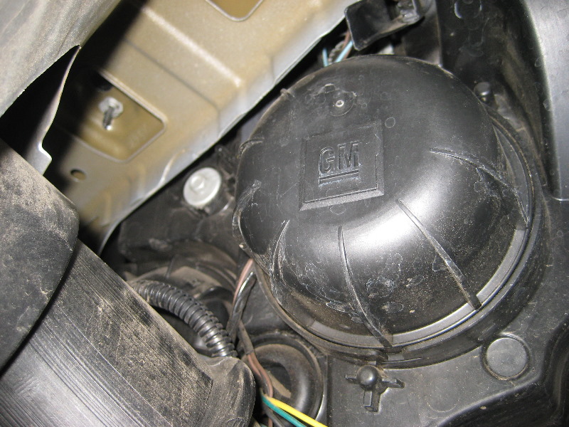 GM-Chevrolet-Equinox-Headlight-Bulbs-Replacement-Guide-009