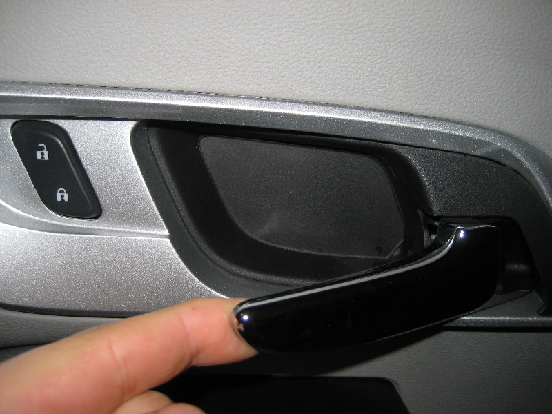 GM-Chevrolet-Equinox-Interior-Door-Panel-Removal-Guide-002