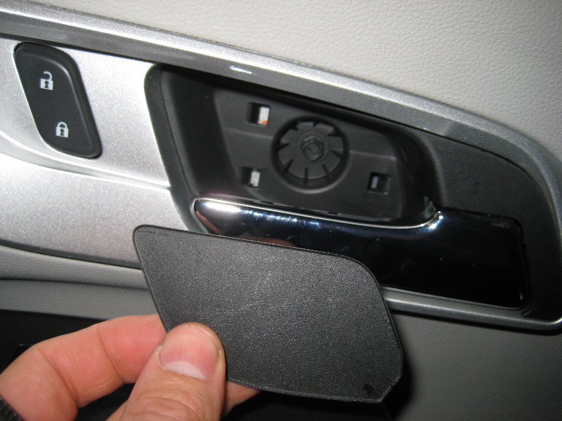 GM-Chevrolet-Equinox-Interior-Door-Panel-Removal-Guide-004