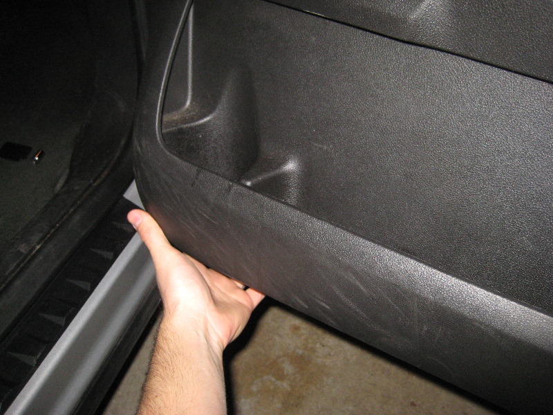 GM-Chevrolet-Equinox-Interior-Door-Panel-Removal-Guide-012