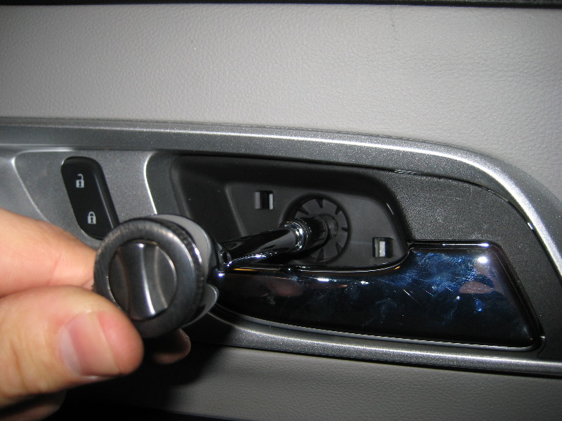 GM-Chevrolet-Equinox-Interior-Door-Panel-Removal-Guide-042
