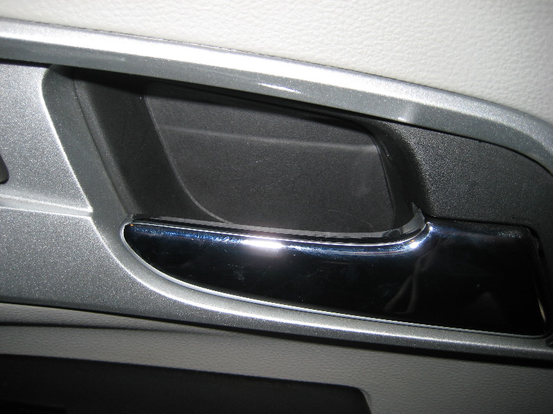 GM-Chevrolet-Equinox-Interior-Door-Panel-Removal-Guide-044