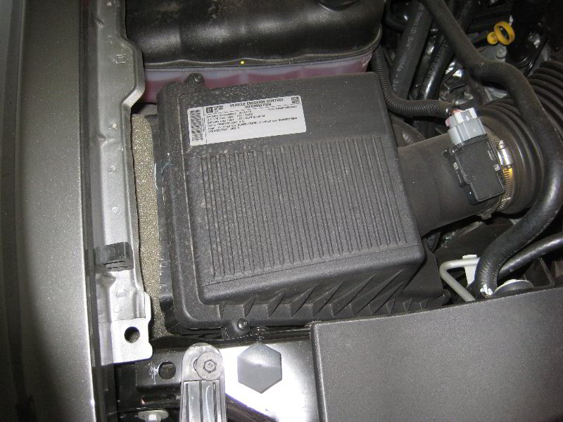 Chevrolet-Silverado-Vortec-4800-V8-Engine-Air-Filter-Replacement-Guide-001