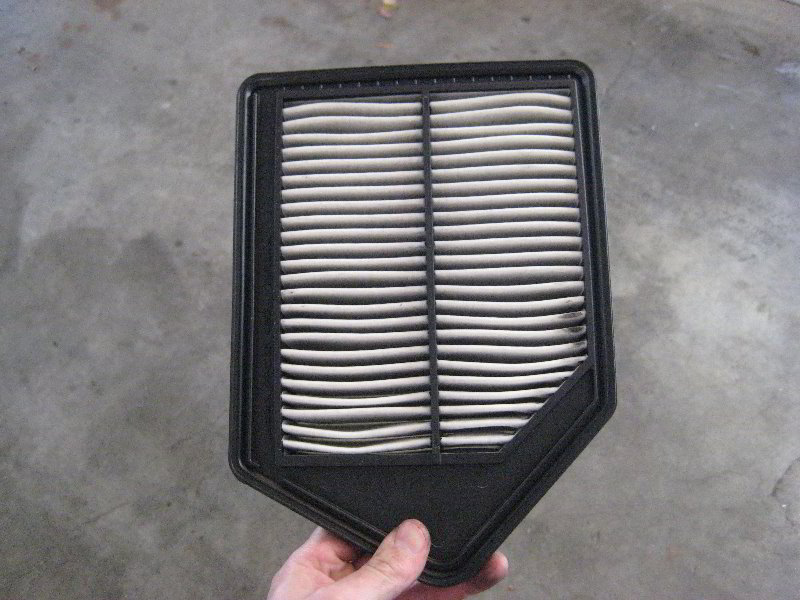 Honda-CR-V-Engine-Air-Filter-Replacement-Guide-011