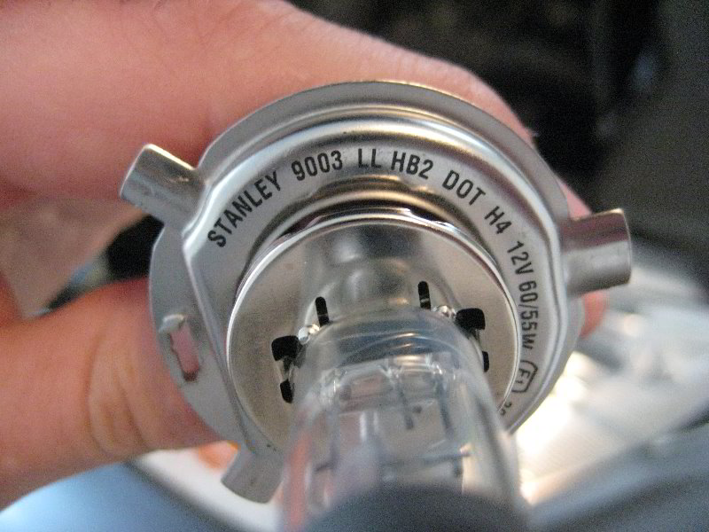Honda-CR-V-Headlight-Bulbs-Replacement-Guide-011