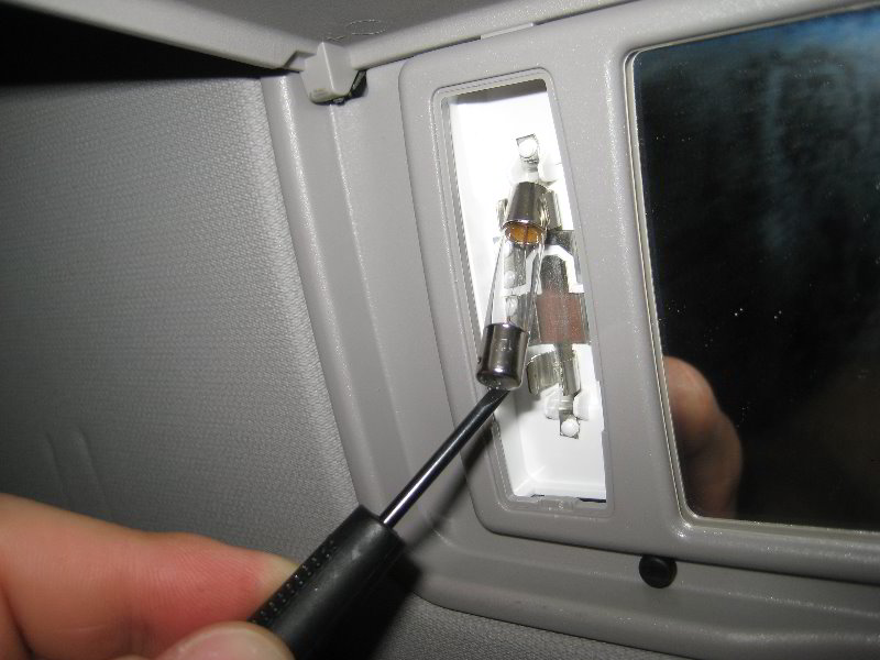 Honda-CR-V-Vanity-Mirror-Light-Bulb-Replacement-Guide-006