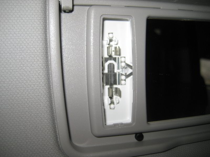 Honda-CR-V-Vanity-Mirror-Light-Bulb-Replacement-Guide-009