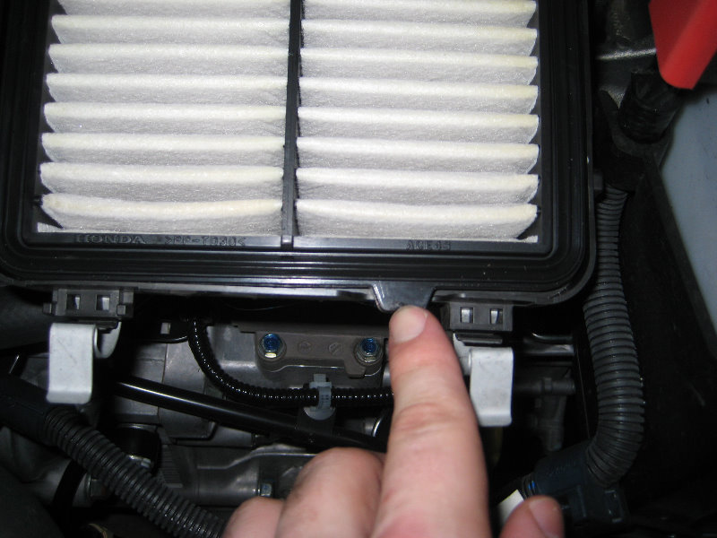Honda-Fit-Jazz-Engine-Air-Filter-Cleaning-Replacement-Guide-013
