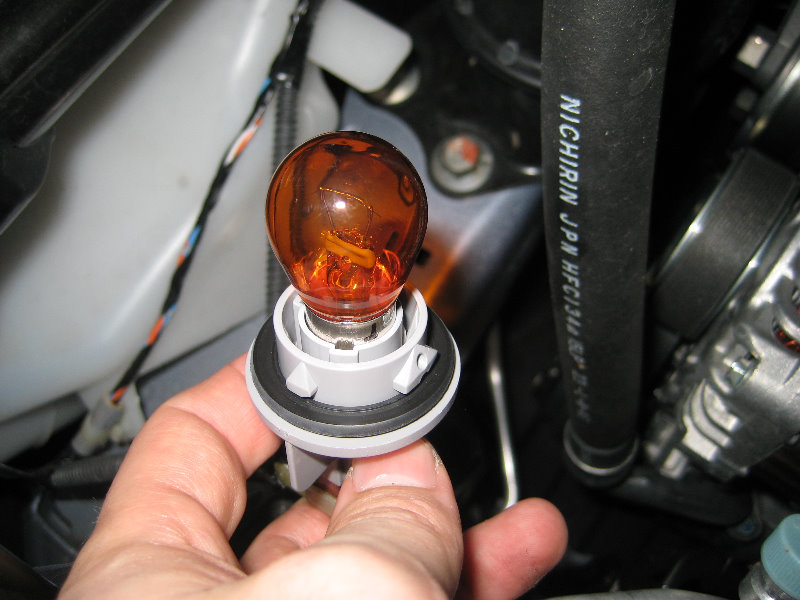 Honda-Fit-Jazz-Headlight-Bulbs-Replacement-Guide-006