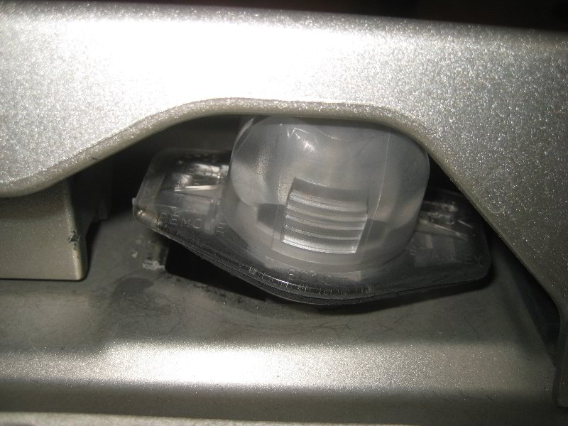 Honda-Odyssey-License-Plate-Light-Bulbs-Replacement-Guide-006