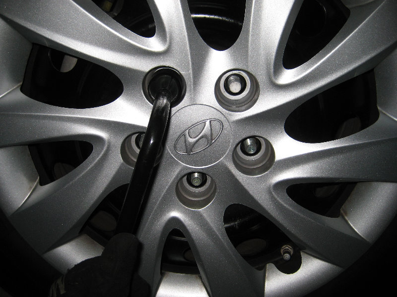 Hyundai-Elantra-Rear-Brake-Pads-Replacement-Guide-004