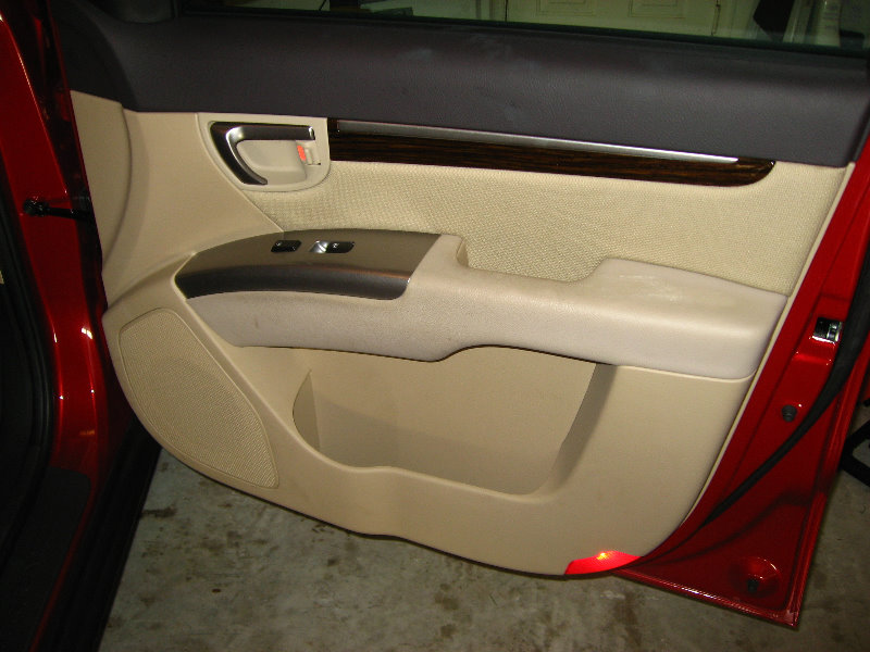 Hyundai Santa Fe Front Door Panel Removal Guide 001