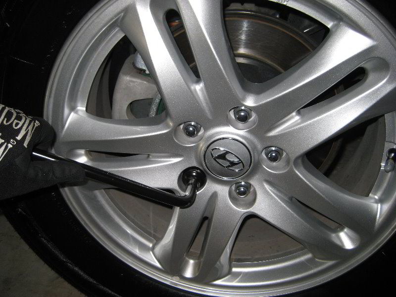 Hyundai-Santa-Fe-Rear-Brake-Pads-Replacement-Guide-004