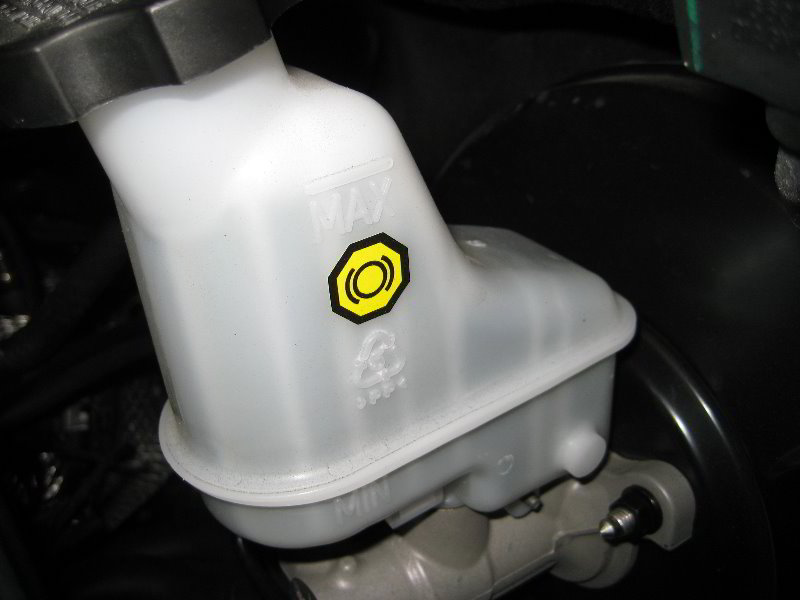 Hyundai-Santa-Fe-Rear-Brake-Pads-Replacement-Guide-030
