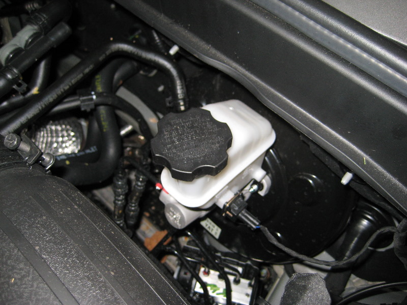 Hyundai-Sonata-Front-Brake-Pads-Replacement-Guide-039