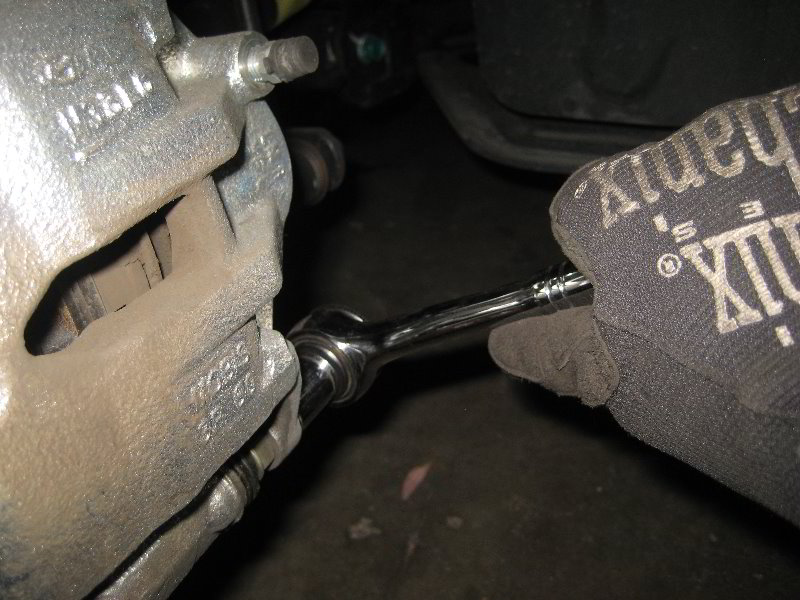 Hyundai-Tucson-Front-Brake-Pads-Replacement-Guide-008