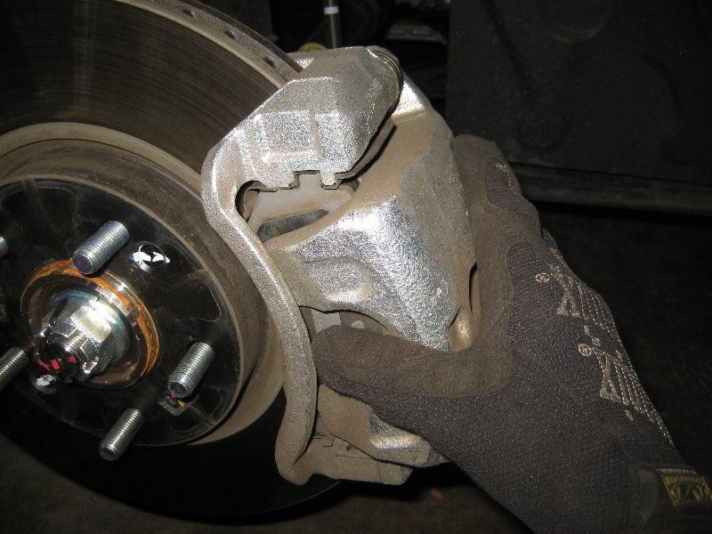 Hyundai-Tucson-Front-Brake-Pads-Replacement-Guide-012