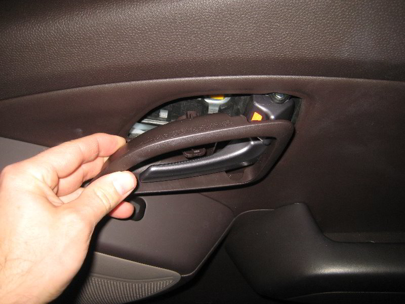 Hyundai-Tucson-Interior-Door-Panel-Removal-Guide-024