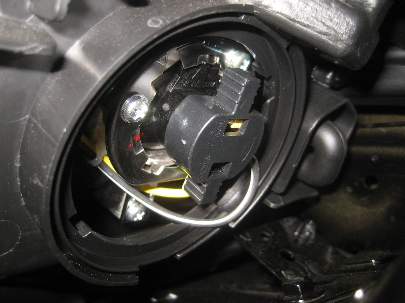 Hyundai-Veloster-Headlight-Bulbs-Replacement-Guide-015