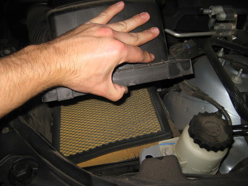 Jeep-Grand-Cherokee-Engine-Air-Filter-Replacement-Guide-005